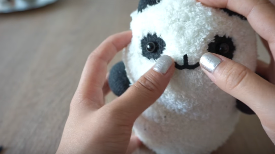 Cách làm gấu Panda nhồi bông cực xinh bằng bít tất