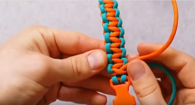 Cách làm vòng tay sinh tồn Paracord cực đẹp kiểu 1