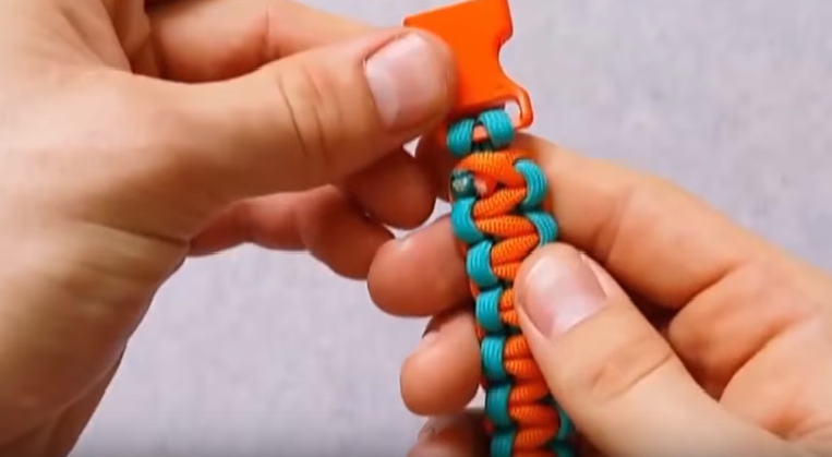 Cách làm vòng tay sinh tồn Paracord cực đẹp kiểu 1