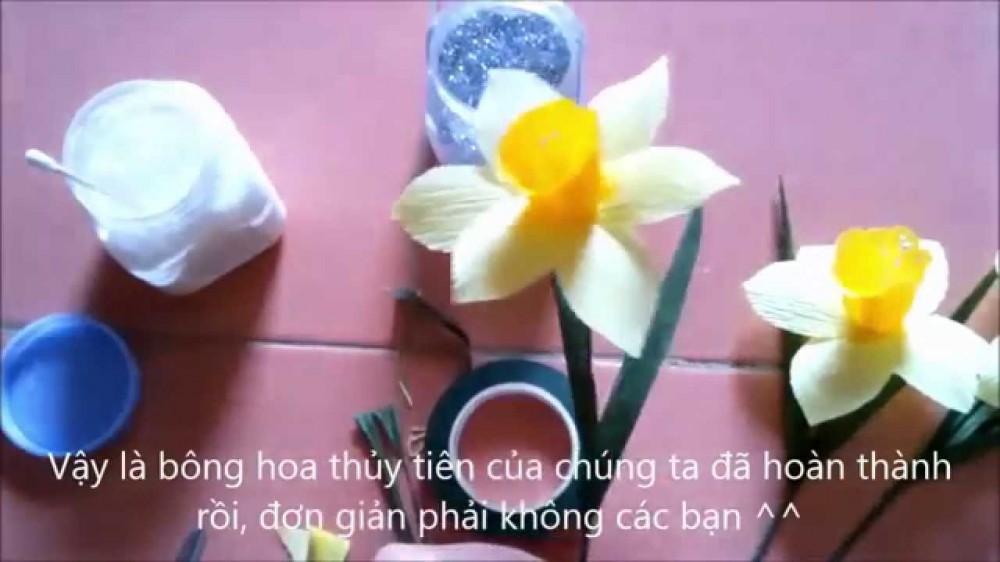 Cách làm hoa thủy tiên bằng giấy nhún 32